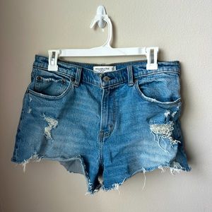 Abercrombie Mom Jean Curve Love Midrise mom shorts in ripped medium wash Size 31